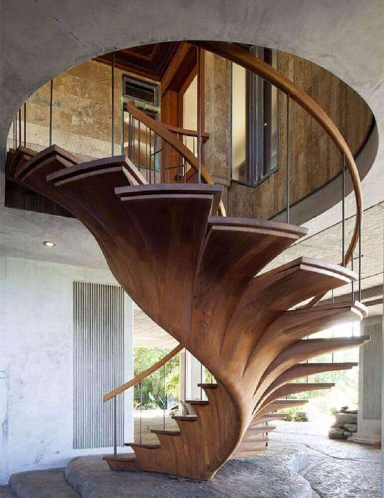 8. Escada caracol de madeira com design arrojado para trazer um ar mais moderno ao ambiente. Fonte: Delight Full