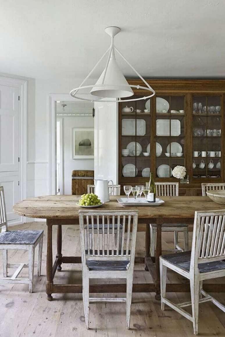 11. Cristaleira de madeira para decora&ccedil;&atilde;o de sala de jantar r&uacute;stica &ndash; Foto: Home Fashion Trend