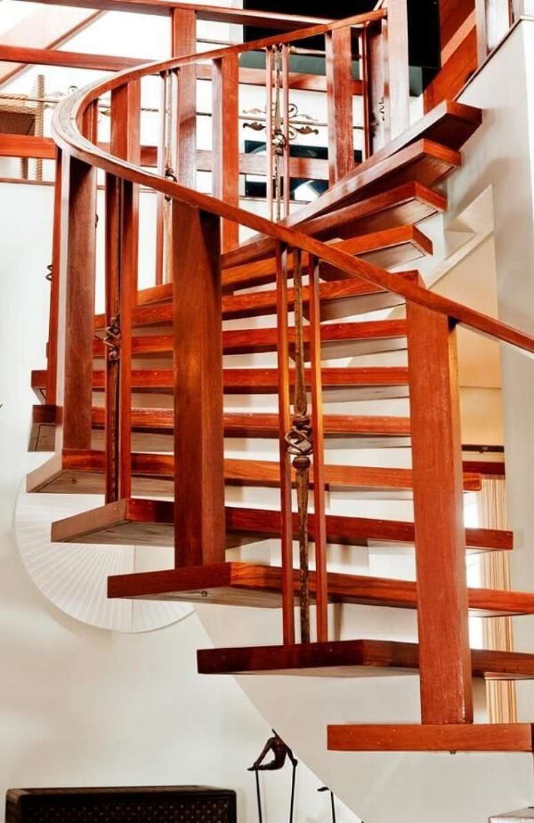 72. Escada de madeira caracol. Fonte: Archdesign Studio