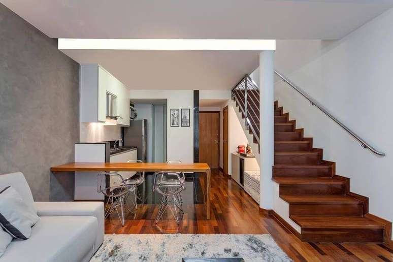 31. Modelo simples de escada de madeira para sala com corrim&atilde;o de ferro. Fonte: Homify