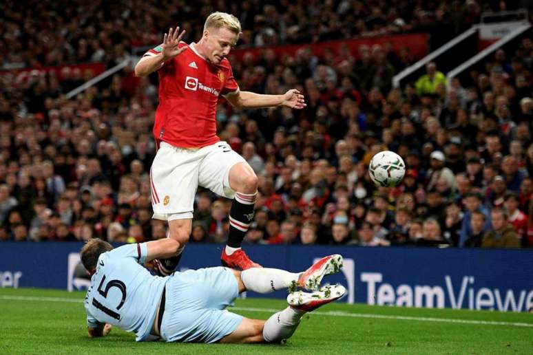 Van de Beek foi titular pela última vez no jogo do Manchester United na Copa da Liga Inglesa (Foto: OLI SCARFF / AFP)
