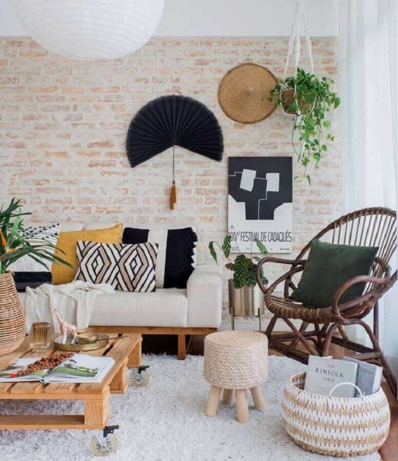 32. Mesa de centro de pallet para decoração de sala rústica com parede tijolinho – Foto: Planete Deco