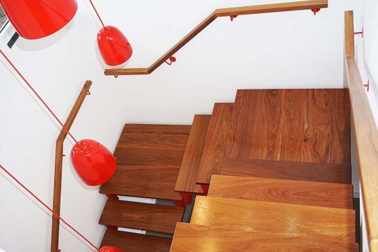 84. O corrimão de madeira traz segurança para quem usa a escada. Fonte: Escadas MV