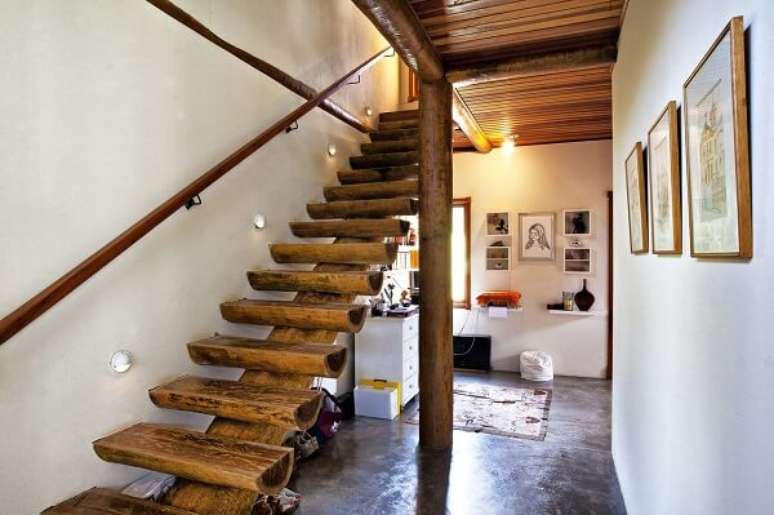 64. Casa com escada r&uacute;stica. Fonte: Bianka Mugnatto