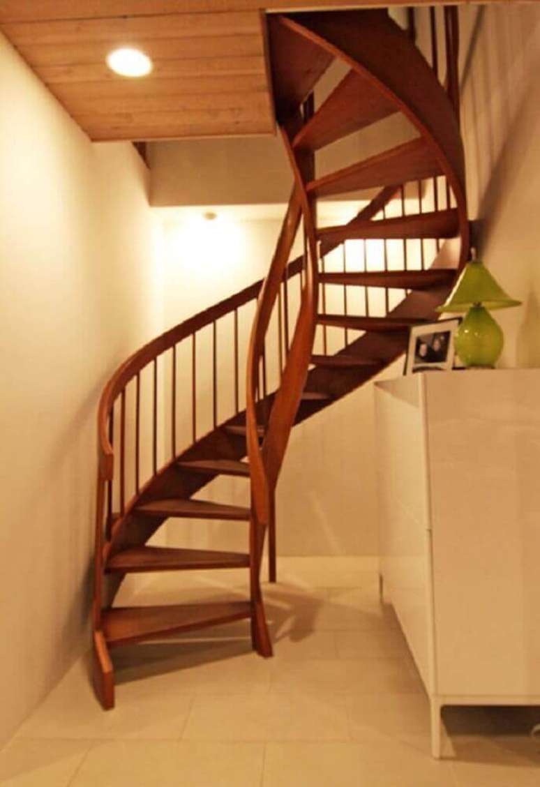 52. Escada caracol de madeira com design simples. Fonte: Houzz