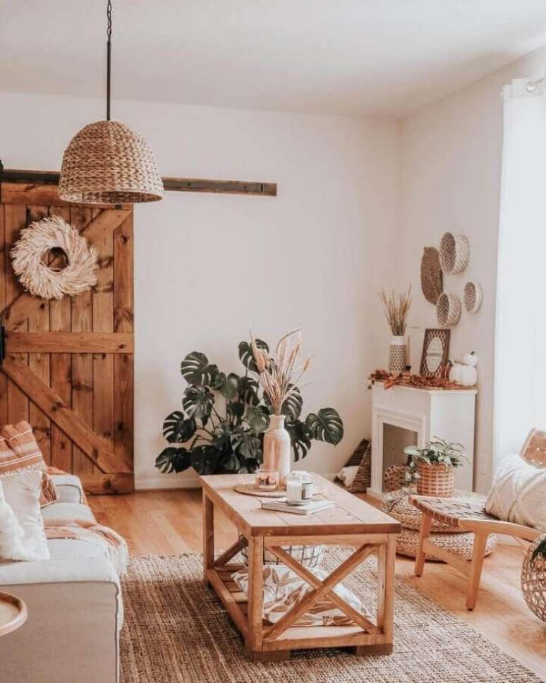 33. M&oacute;veis para decora&ccedil;&atilde;o de sala r&uacute;stica com lumin&aacute;ria de fibras naturais &ndash; Foto: Zulmi