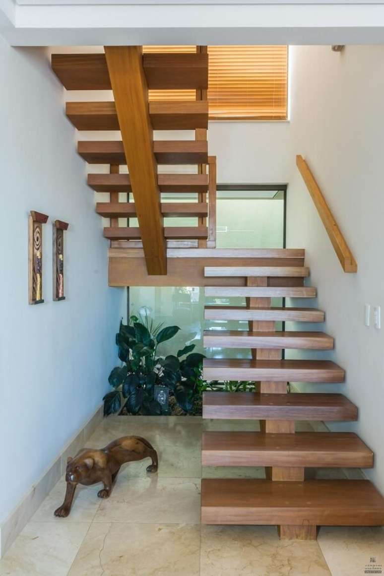 57. A escada com degraus de madeira foi planejada perfeitamente para o espaço. Fonte: Jannini Sagarra Arquitetura