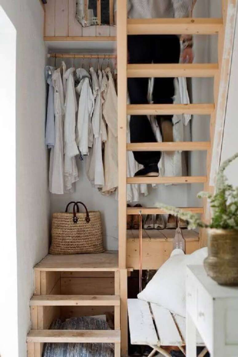 40. Escada simples e pequena para otimizar os espa&ccedil;os pequenos. Fonte: Matchness