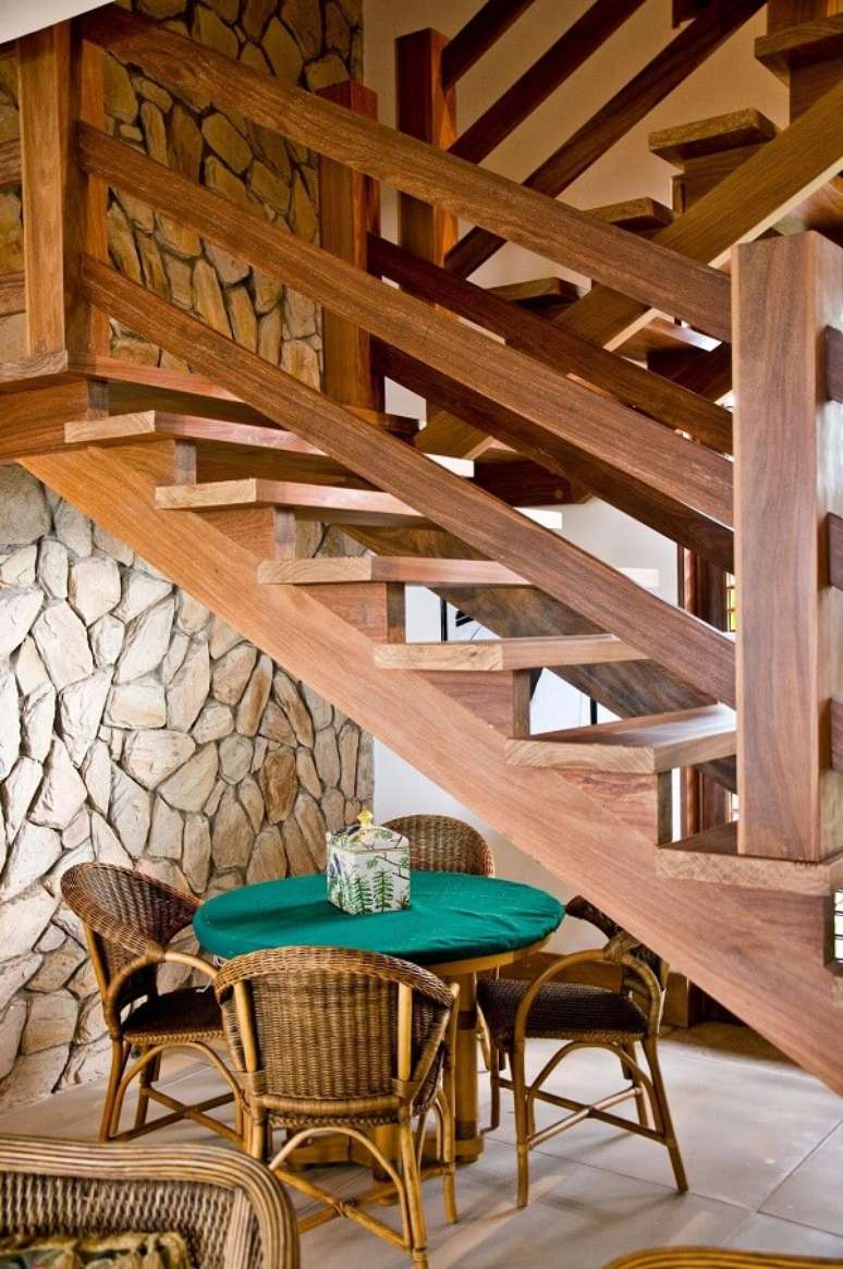 63. Aproveite o espaço embaixo da escada de madeira. Fonte: Renato Teles Arquitetura