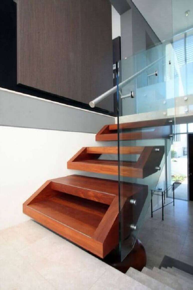 43. Degraus diferentes para uma decor moderna com escada. Fonte: Pra Quem Tem Estilo