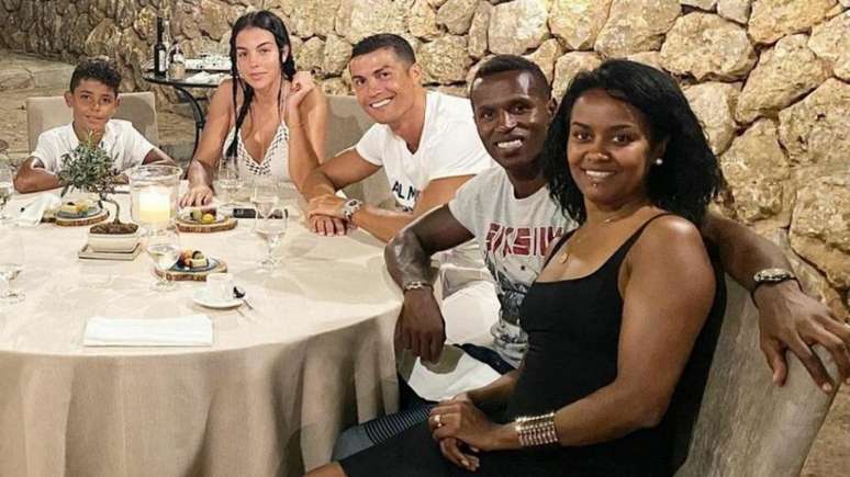 Cristiano Ronaldo em um jantar com José Semedo e as esposas Georgina Rodríguez e Soraia Semedo (Foto: Reprodução/Instagram)