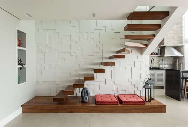 88. Revestimento 3D e escada de madeira flutuante. Fonte: Karina Korn