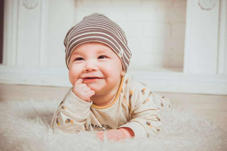 Higiene bucal deve ser feita em bebês desde o nascimento