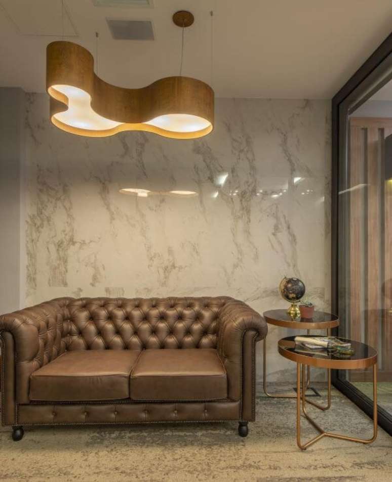 31. Sof&aacute; 2 lugares chesterfield de couro &ndash; Via: Carina Sortino Tobias