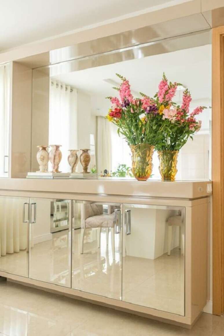 33. Decora&ccedil;&atilde;o sofisticada em cores neutras para sala de jantar com buffet espelhado &ndash; Foto: Studio Bene Arquitetura