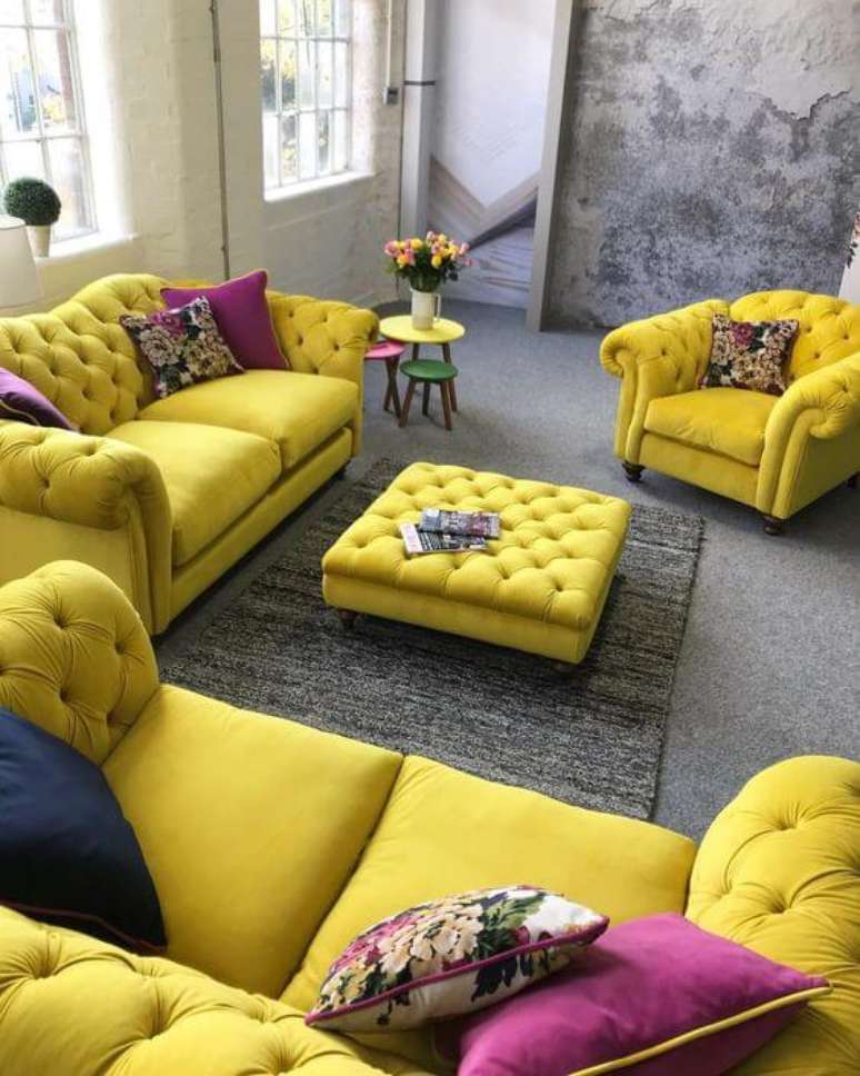 13. Sofá chesterfield amarelo com almofada roxa – Via: Sweet Home Luxury Furniture
