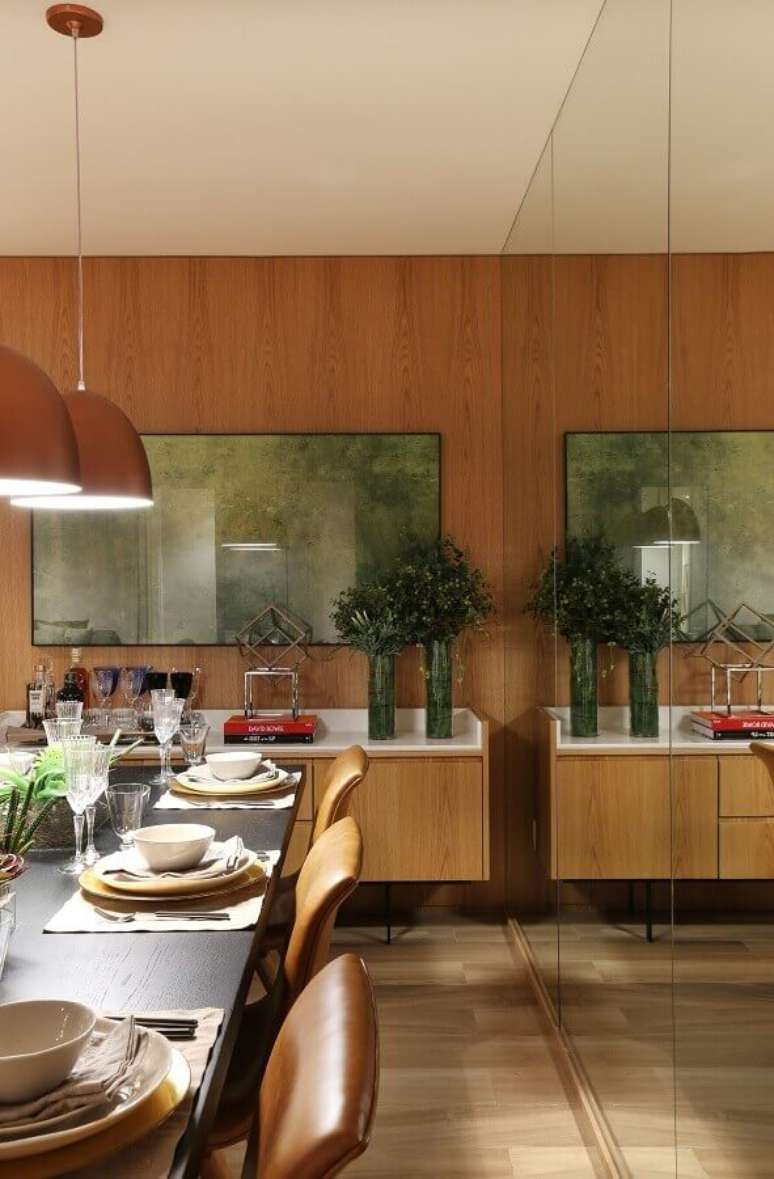 57. Vaso de vidro para decoração de sala de jantar com buffet e parede de madeira – Foto: Arquiteta Fernanda Marques