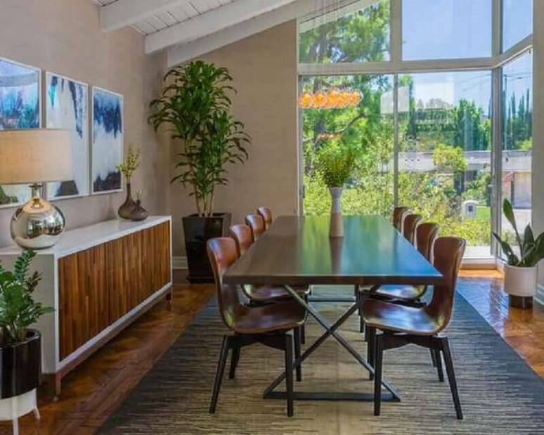 58. Vasos de plantas para decora&ccedil;&atilde;o de sala de jantar com buffet branco com madeira &ndash; Foto: Decor F&aacute;cil