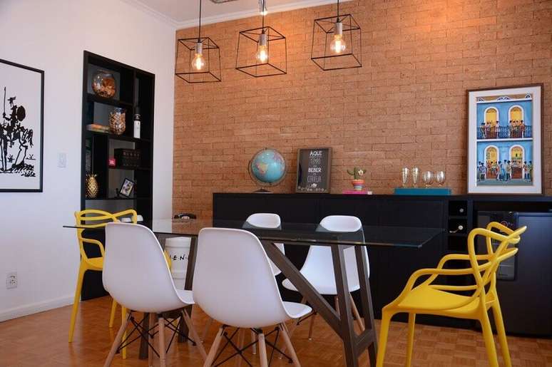 53. Sala de jantar com buffet preto decorada com parede de tijolinho e pendente industrial &ndash; Foto: Nathalia Bilibio Schwinn