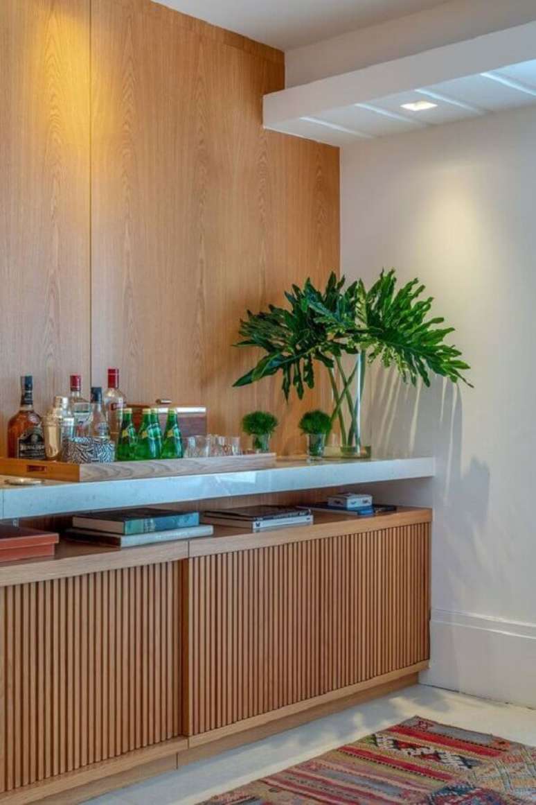3. Como decorar buffet de sala de jantar com vasos de plantas e barzinho – Foto: Brise Arquitetura