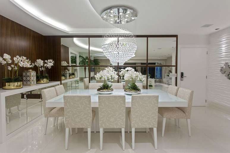 37. Lustre de cristal para decora&ccedil;&atilde;o sofisticada de sala de jantar com buffet espelhado e revestimento 3D &ndash; Foto: Homify