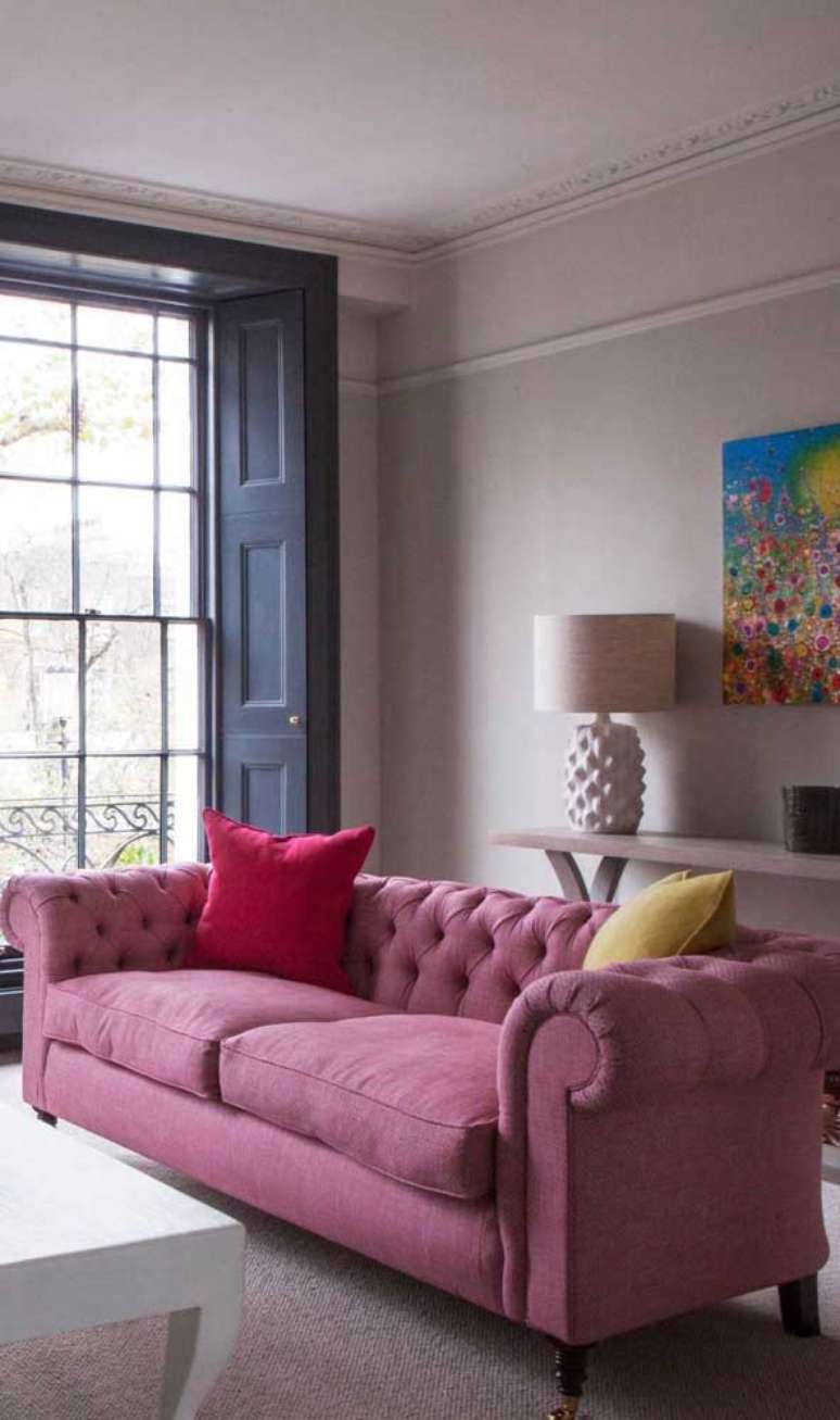 37. Sofá chesterfield rosa na casa moderna – Via: Fiona Andrews