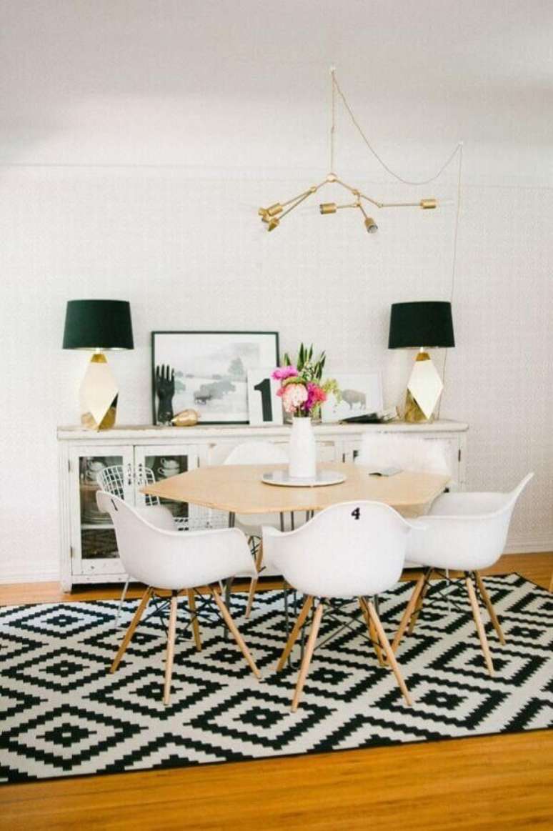 14. Decoração clean com tapete preto e branco para sala de jantar com buffet branco – Foto: Archidea