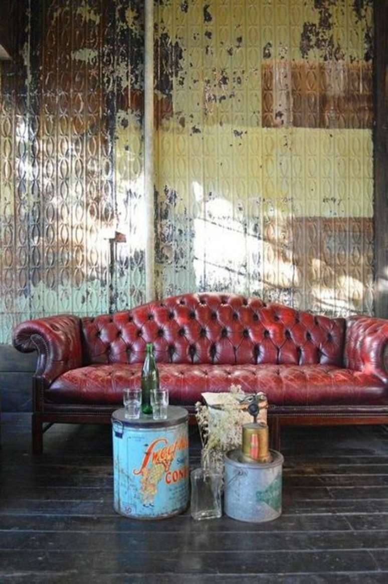 43. Sofá chesterfield de couro vermelho na sala de estar estilo industrial – Via: Covet House