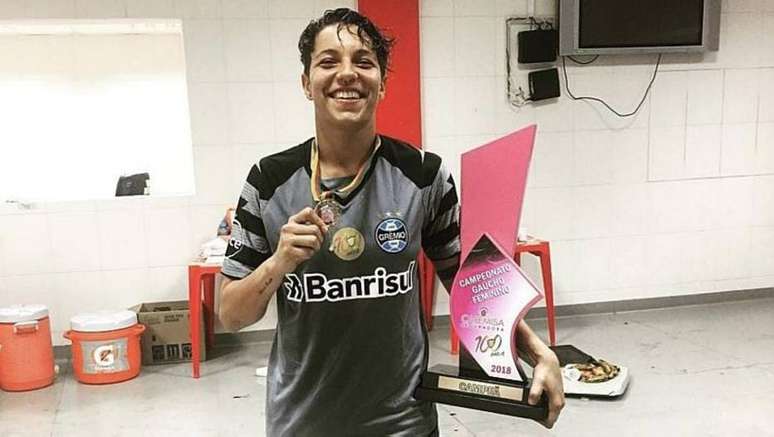 Com passagem por grandes clubes brasileiros, goleira Carol Aquino morre aos 25 anos.