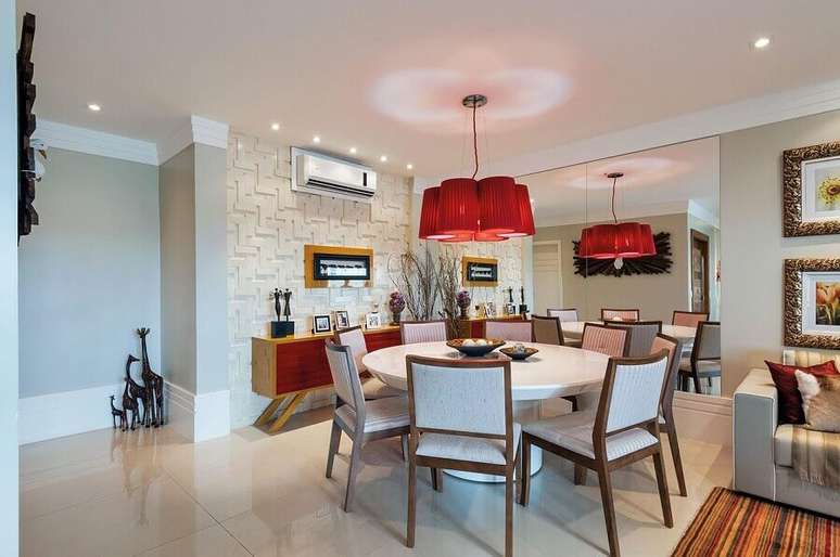 52. Revestimento 3D para decoração de sala de jantar com buffet e lustre vermelho – Foto: Manoela Lustosa da Silva