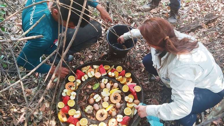 Integrantes da Fundação Ecotrópica preparando alimentos a serem cedidos aos animais; seca reduziu a oferta de comida natural