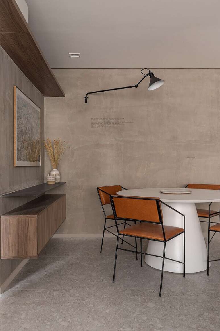 24. Decora&ccedil;&atilde;o estilo industrial para sala de jantar com buffet suspenso e parede de cimento queimado &ndash; Foto: ArchDaily