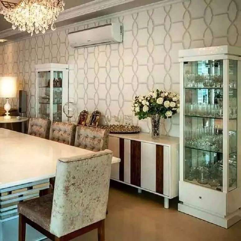 12. Cristaleira pequena para decora&ccedil;&atilde;o de sala de jantar com buffet branco &ndash; Foto: Adriana Piva Arquitetura