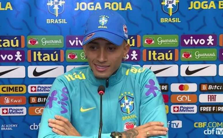 'Só podia manter foco, a cabeça boa para seguir trabalhando para ter outra oportunidade', disse Raphinha (Reprodução / CBF TV)