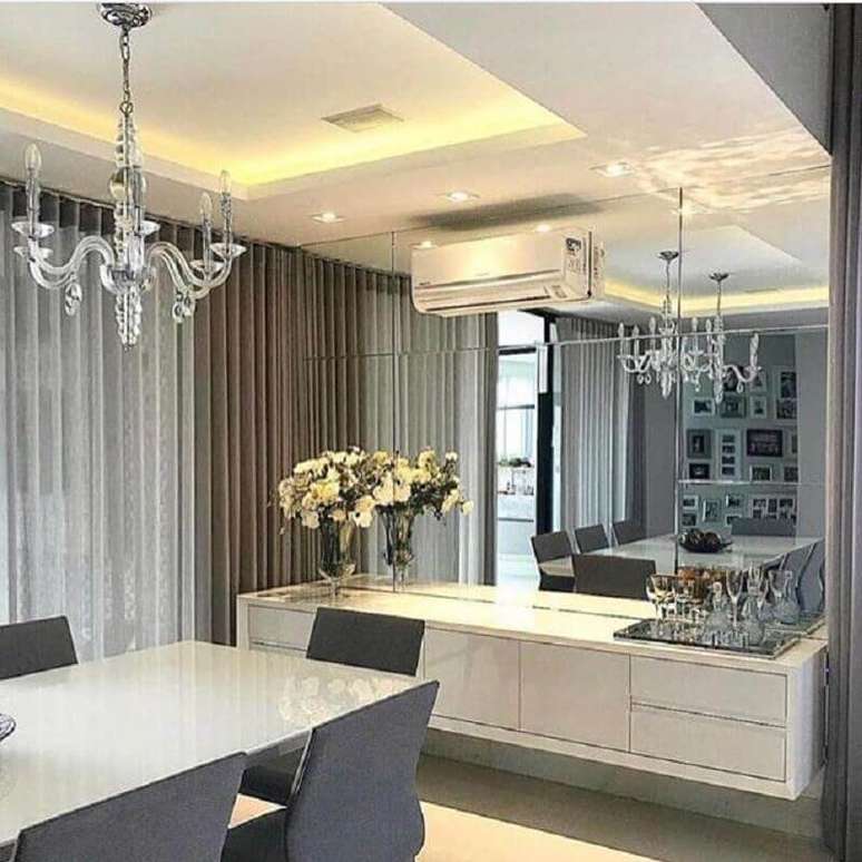 48. Parede espelhada para decora&ccedil;&atilde;o de sala de jantar com buffet suspenso &ndash; Foto: Houzz