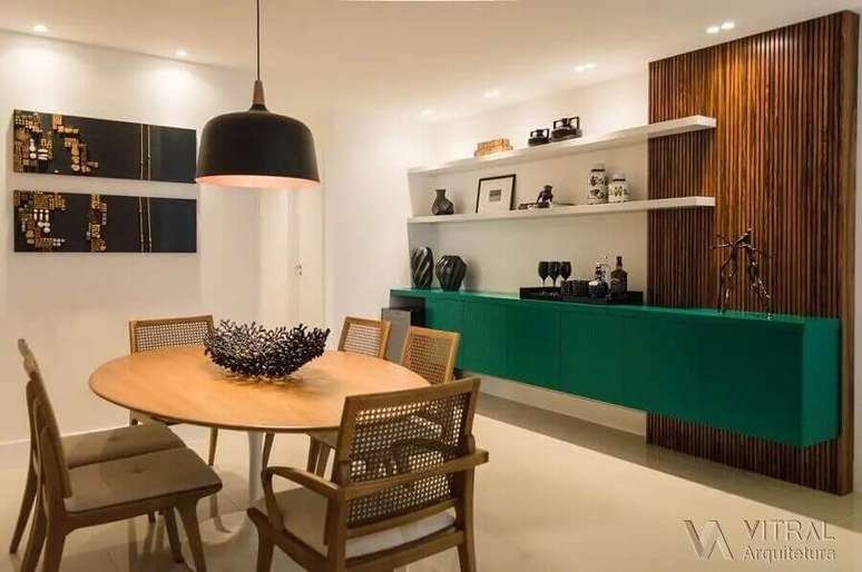 21. Decoração de sala de jantar com buffet suspenso verde e mesa de madeira redonda – Foto: Vitral Arquitetura