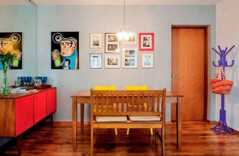 31. Decora&ccedil;&atilde;o simples para sala de jantar com buffet retro com portas vermelhas &ndash; Foto: Decor F&aacute;cil