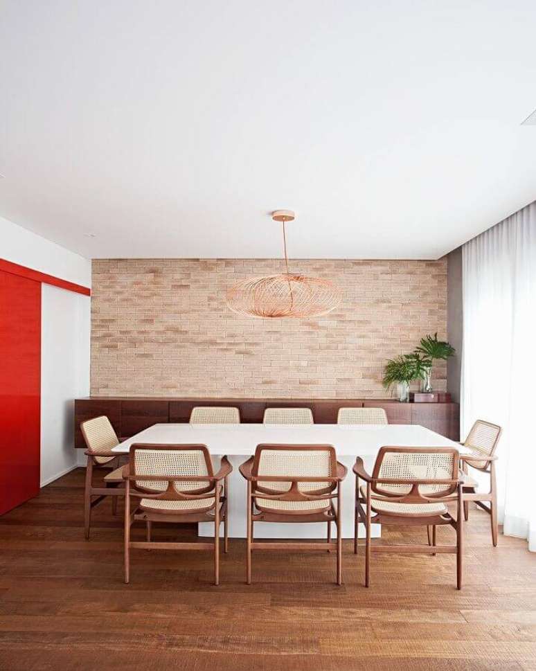 45. Parede de tijolinho para decoração de sala de jantar com buffet de madeira – Foto: Korman Arquitetos