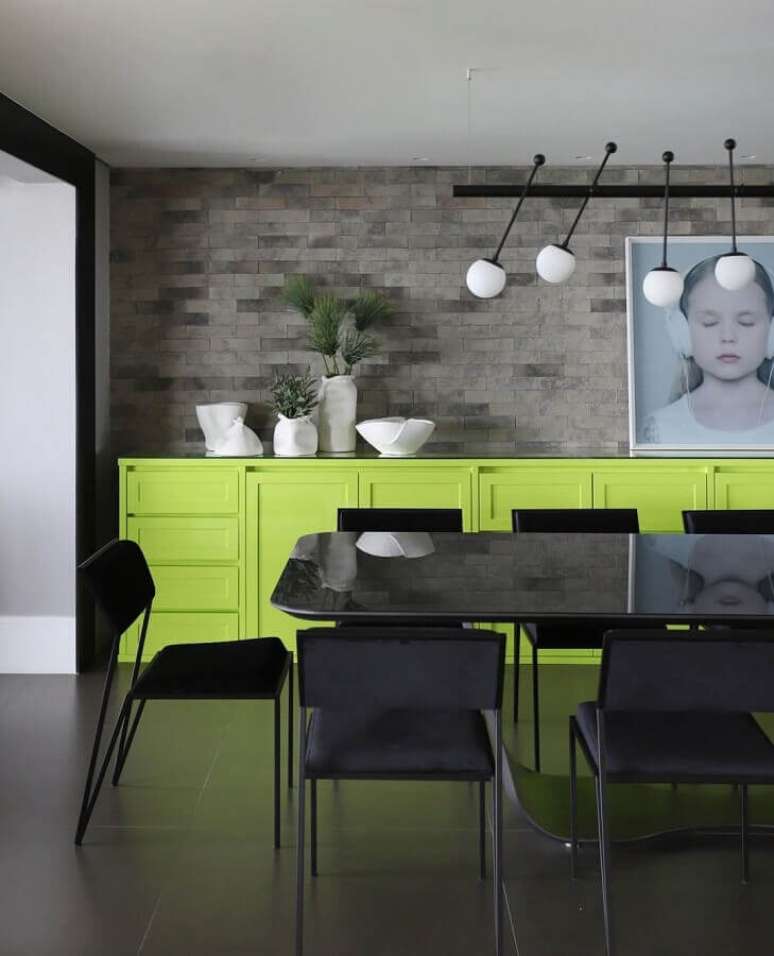 6. Decoração estilo industrial para sala de jantar com buffet verde e parede de tijolinho cinza – Foto: Inside Arquitetura e Design