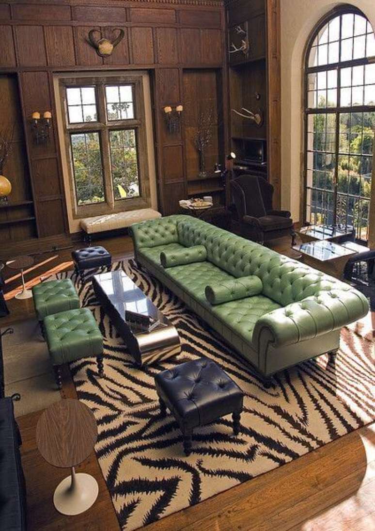 46. Sofá  chesterfield vintage na cor verde com puffs e mesa de centro combinando – Via: House of Turquoise