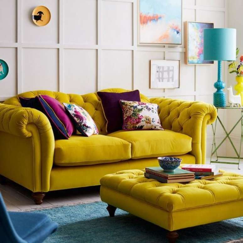 29. Sofá amarelo com almofadas roxas – Via: Cordillera Golf Homes