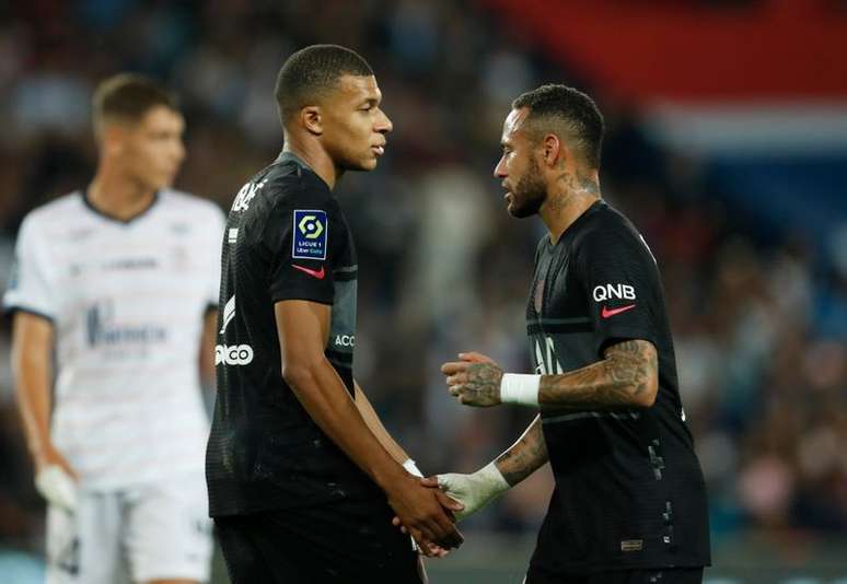 Kylian Mbappé e Neymar durante partida do Paris St Germain contra o Montpellier pelo Campeonato Francês
25/09/2021 REUTERS/Gonzalo Fuentes