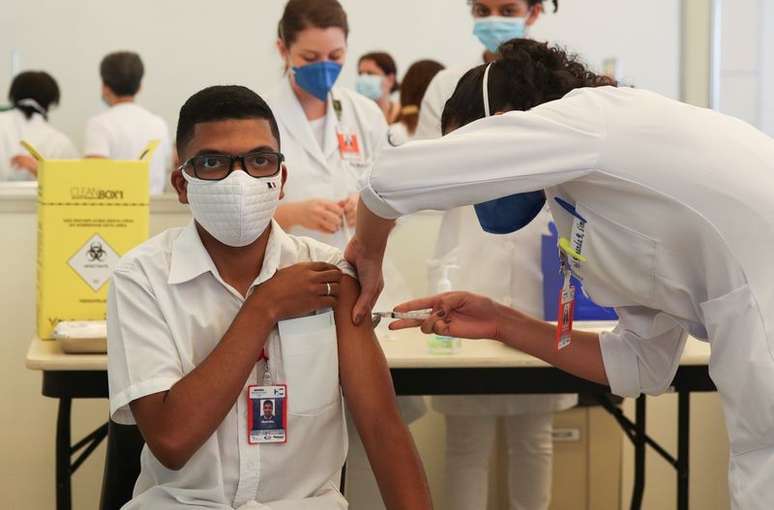 Profissional de saúde é vacinado contra Covid-19 em São Paulo
28/01/2021
REUTERS/Amanda Perobelli