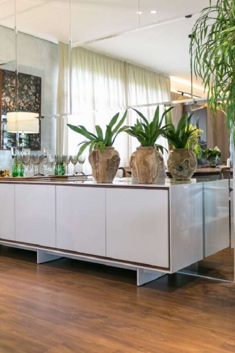 59. Vasos de plantas para decoração de sala de jantar com buffet e espelho de parede – Foto: Art Ville Móveis
