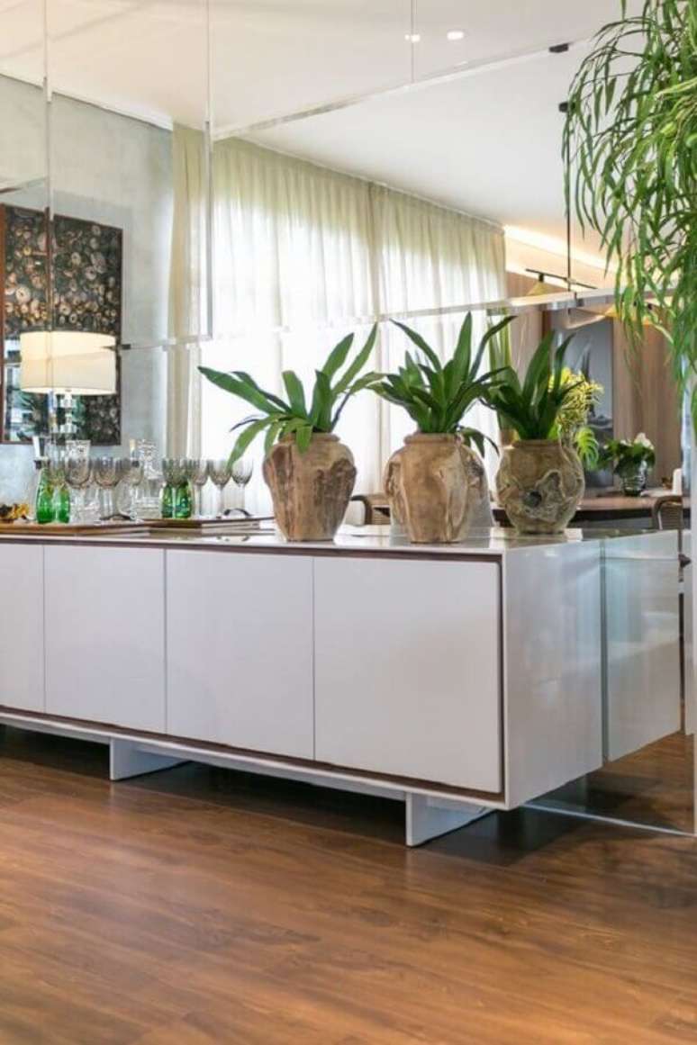 59. Vasos de plantas para decora&ccedil;&atilde;o de sala de jantar com buffet e espelho de parede &ndash; Foto: Art Ville M&oacute;veis