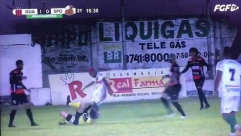 Árbitro foi chutado na cabeça por jogador (Foto: Reprodução/FGFTV/ Estadão)