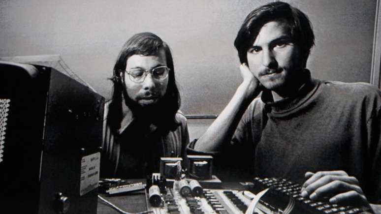 Os engenheiros Steve Wozniak e Steve Jobs fundaram juntos a Apple Computers