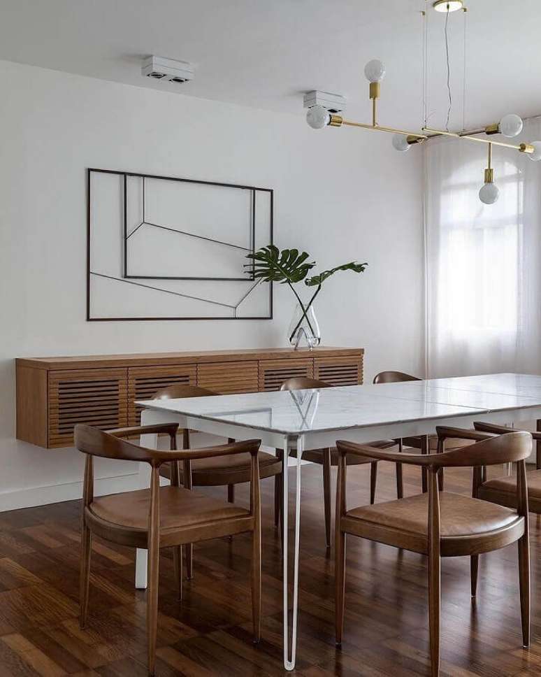 13. Decora&ccedil;&atilde;o clean com lustre moderno para sala de jantar com buffet de madeira suspenso &ndash; Foto: Cristiana Bertolucci Est&uacute;dio