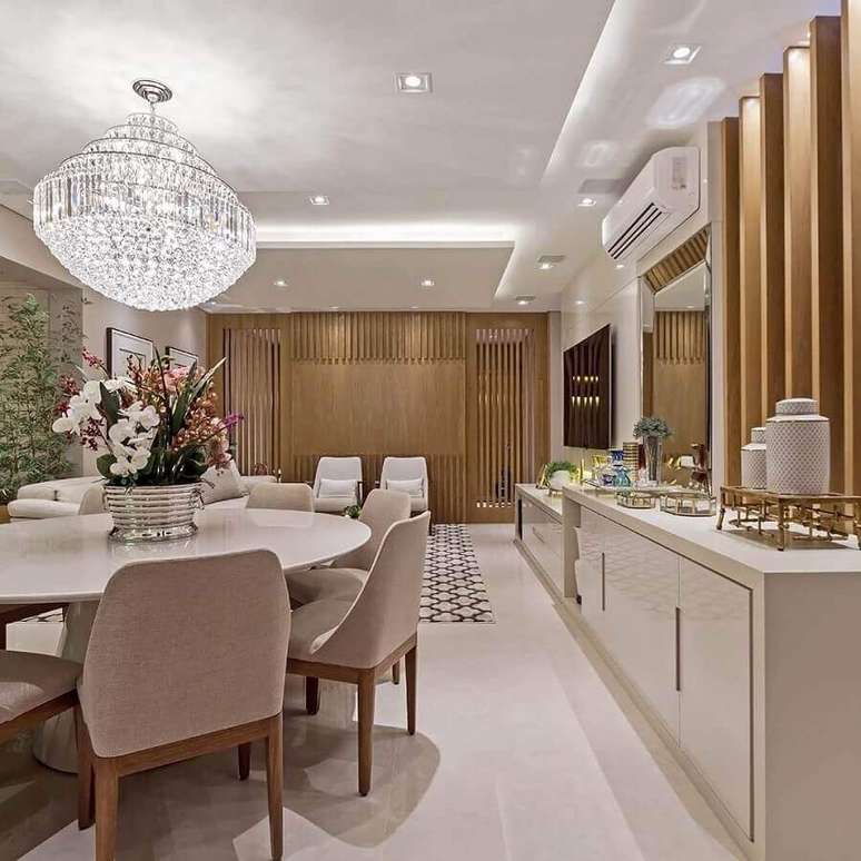 11. Cores neutras para decoração de sala de jantar com buffet e lustre de cristal – Foto: Total Construção