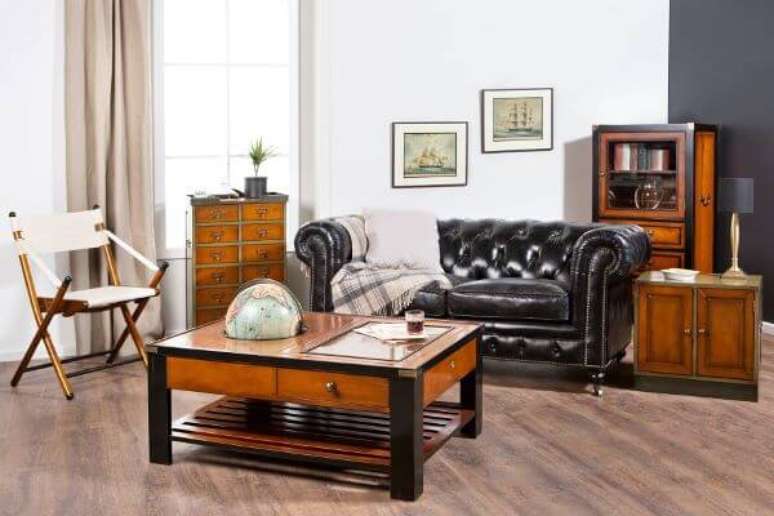 53. Sof&aacute; 2 lugares de couro preto &ndash; Via: Westwing